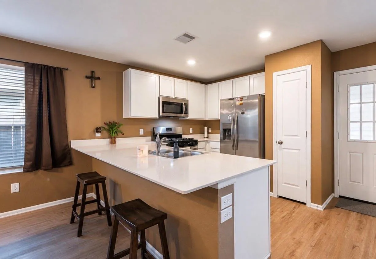 3 bed, 1325 sqft, $2,000 — Photo 3