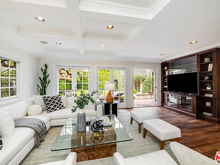 547 Loring Ave — Photo 4