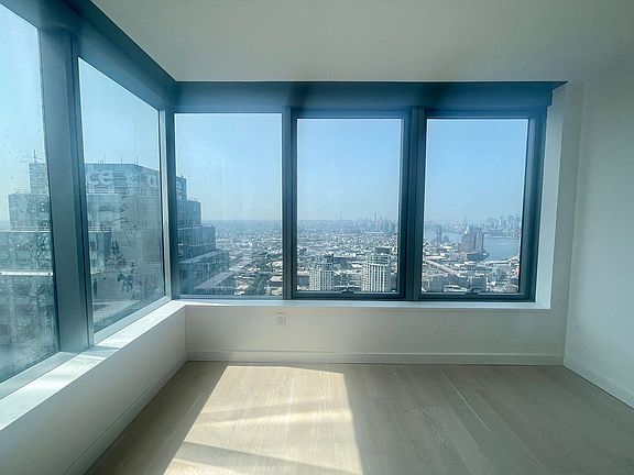 4th image of 3 Court Sq APT 6009