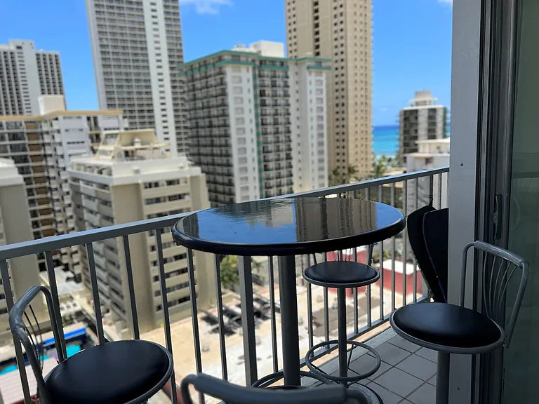Kuhio Ave — Photo 23