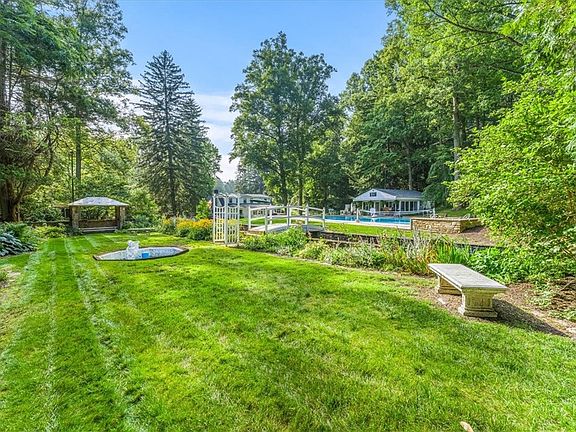 4th image of 326 Old Orchard Ln