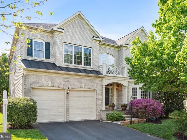 25610 South Village Dr, Chantilly, VA 20152