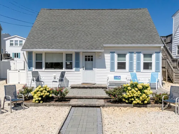 21 W Sailboat Ln, Brant Beach, NJ 08008