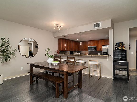 3rd image of 1515 Dock Street #522