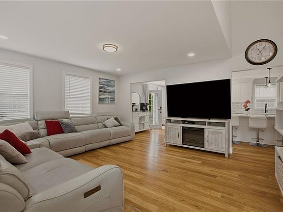 5th image of 724 Woodman St