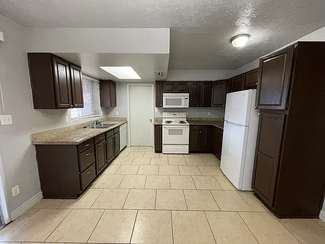 626 E Jahns Pl — Photo 6