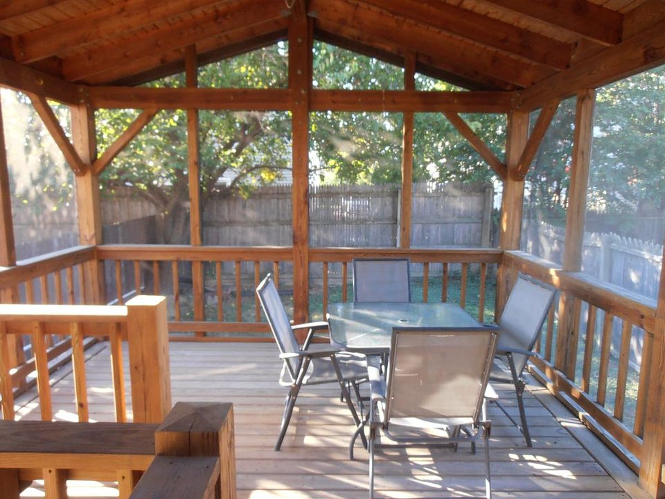 screened deck off dining room. Bonus: table and chairs included!