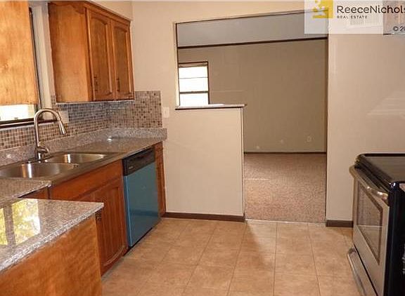 Kitchen features granite counters and stainless steel appliances