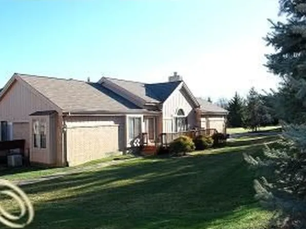 35106 Red Pine Dr #1, Farmington Hills, MI 48335