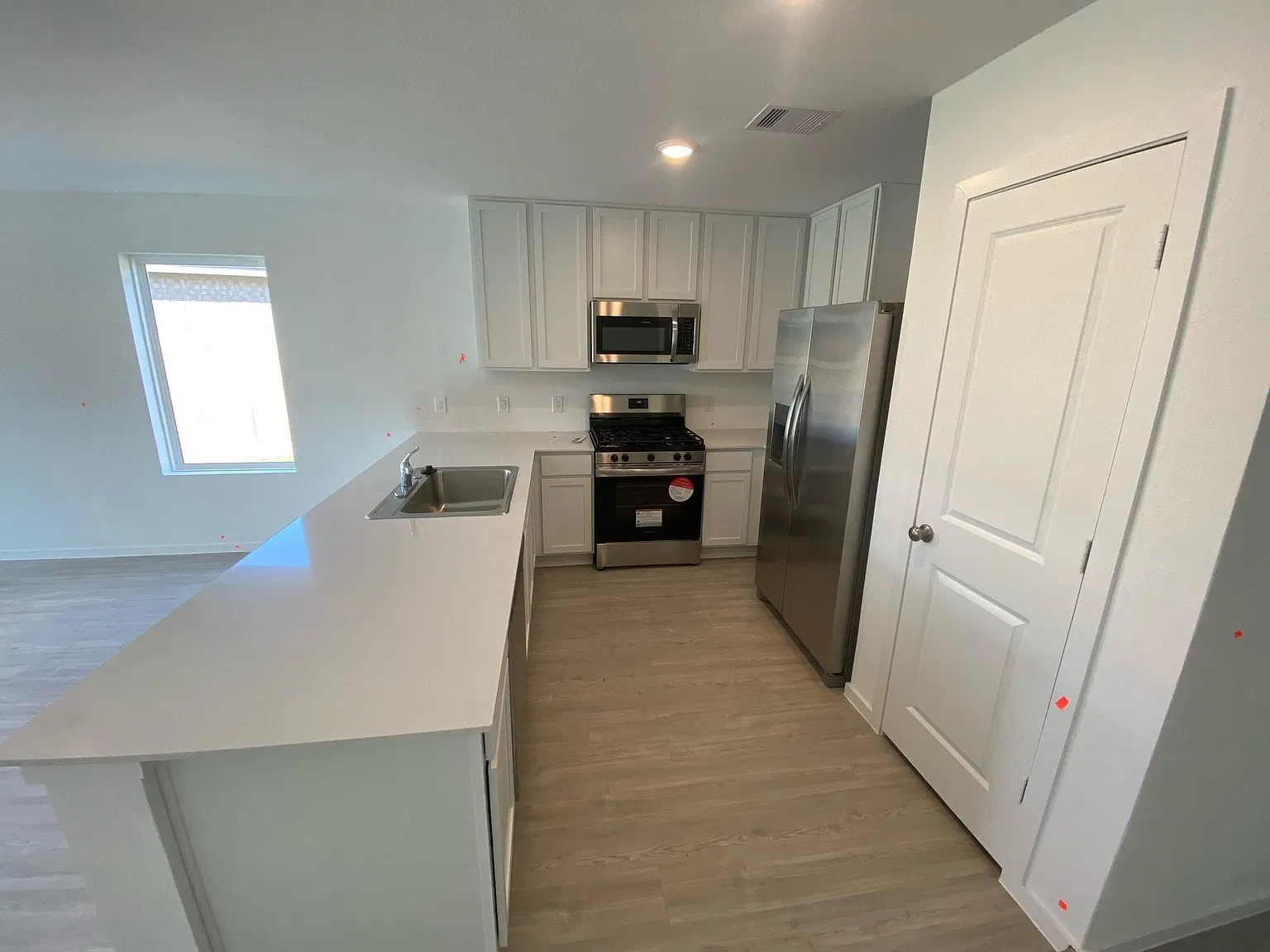 4 bed, 2.5 bath, 1918 sqft, $2,100 — Photo 3