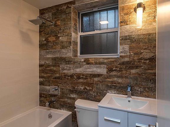 5th image of 127 Hart St #1