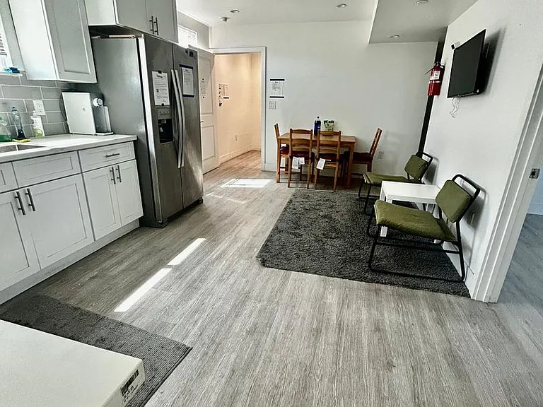 1571 W 37th Pl — Photo 30