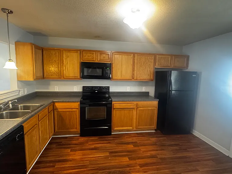 504 Streamwood Dr — Photo 7