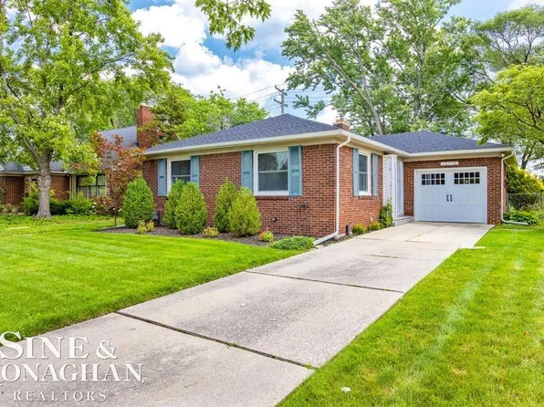 19776 Ida Ln E, Grosse Pointe Woods, MI 48236