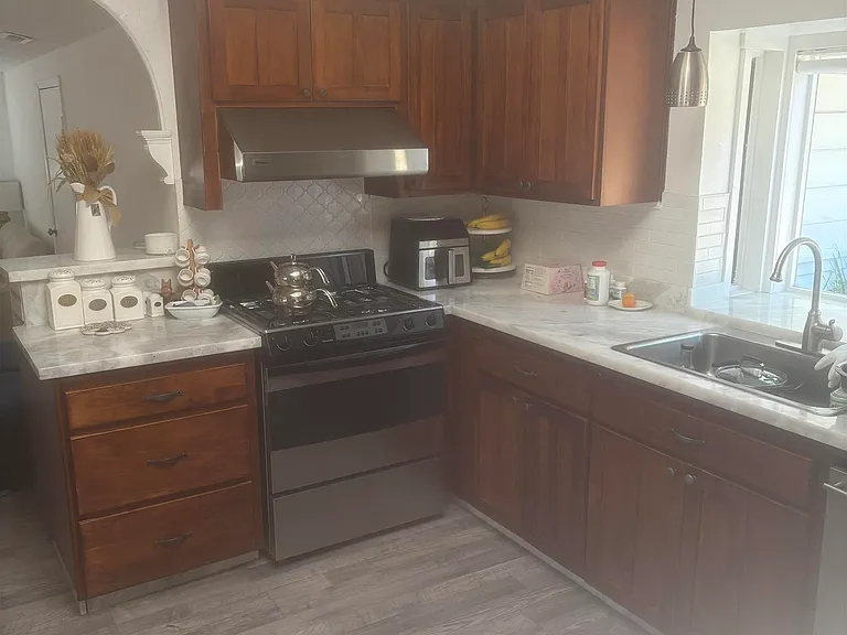 890 Hawthorne Dr — Photo 4