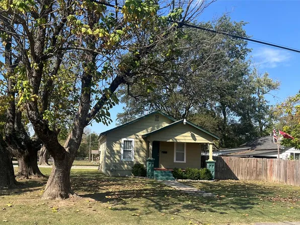 602 NW 1st St, Checotah, OK 74426