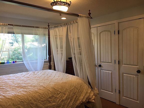 5th image of 1613 SE Blairmont Dr