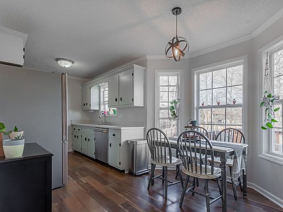 5th image of 395 Paris Dr