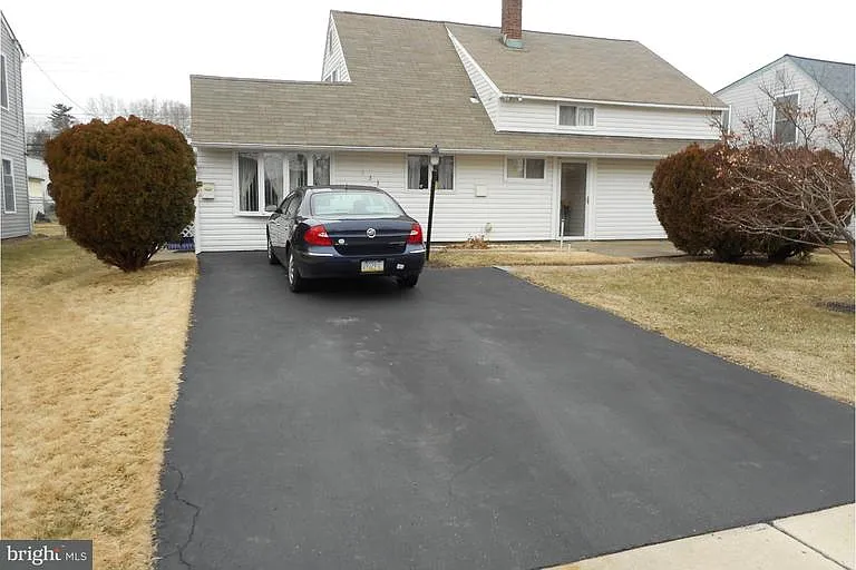 233 Holly Dr photo 1