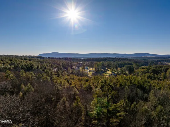 13 Londonderry Dr, Great Barrington, MA 01230
