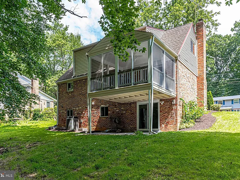 8475 Thames St — Photo 34