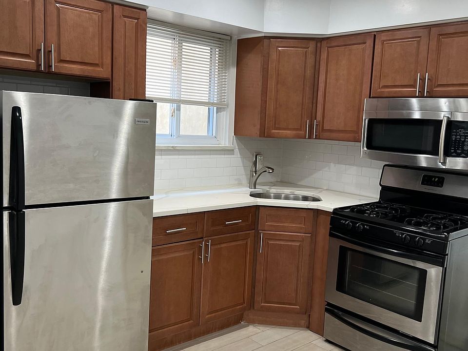 1st image of 291 Throggs Neck Blvd Floor 1