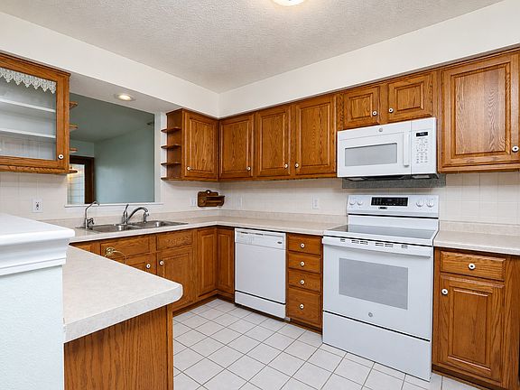 4th image of 301 SE Delaware Ave Unit 302