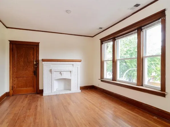2935 W Grace St APT 2E, Chicago, IL 60618