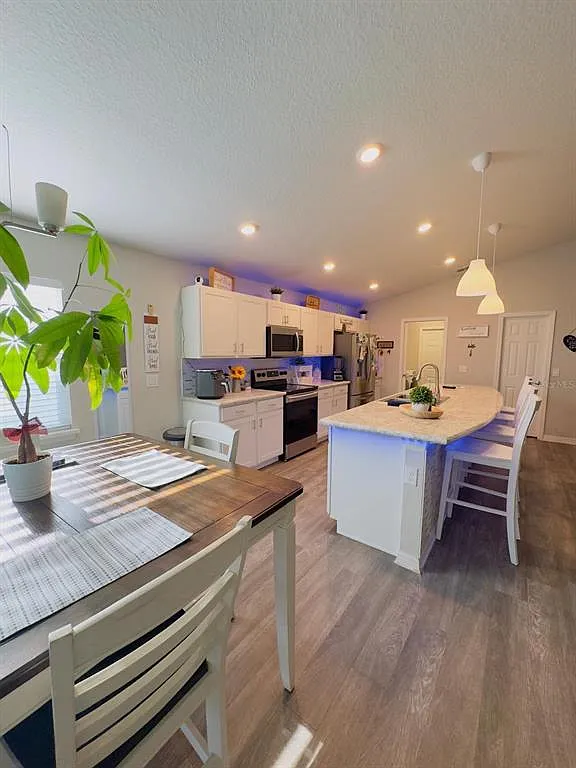 4 bed, 2.0 bath, 1825 sqft, $2,499 — Photo 4