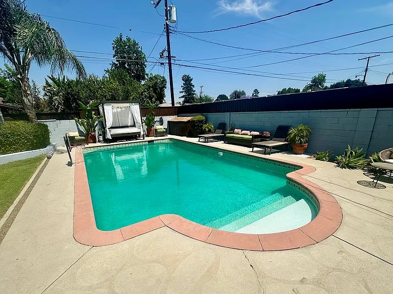 GORGEOUS, LARGE POOL