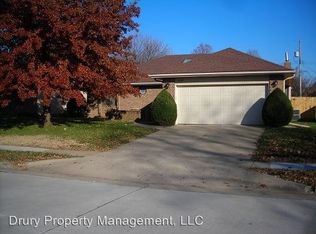 1447 W Lindberg St, Springfield, MO 65807