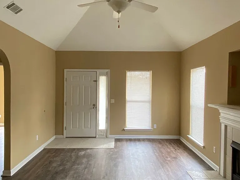 525 Fox Run Cir — Photo 2