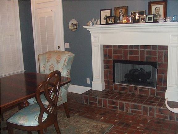 Breakfast room w/fireplace