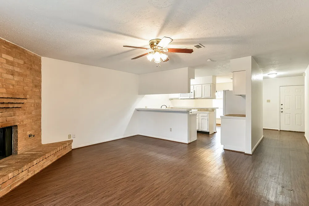 3 bed, 2.0 bath, 1292 sqft, $1,655 — Photo 3