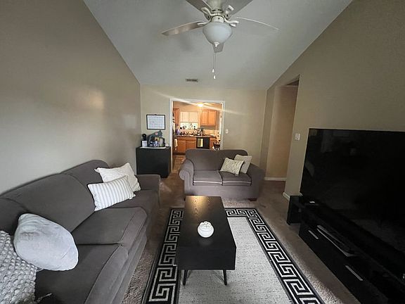 2nd image of 220 Live Oak Ct