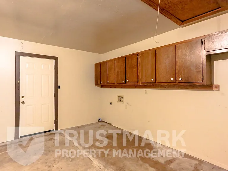 1230 Preswick Cir — Photo 25