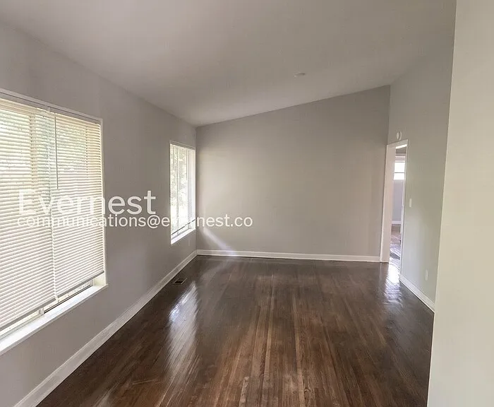 1232 Oakwood St — Photo 7