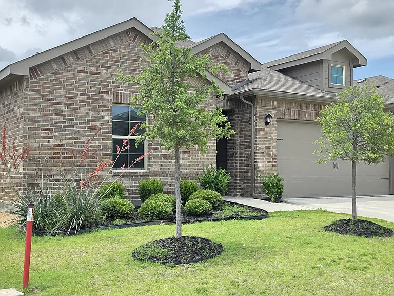 9021 Eagles Landing Dr — Photo 2