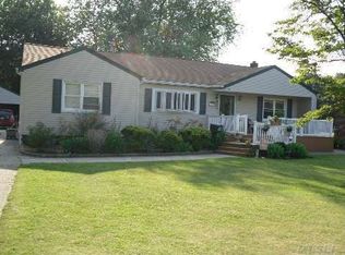 1095 Martinstein Ave, Bay Shore, NY 11706