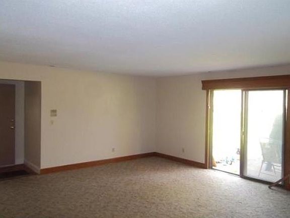 3rd image of 12 Thayer Pond Dr