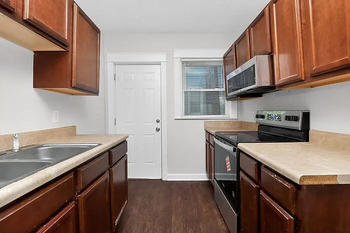 420 Plymouth Ave — Photo 14