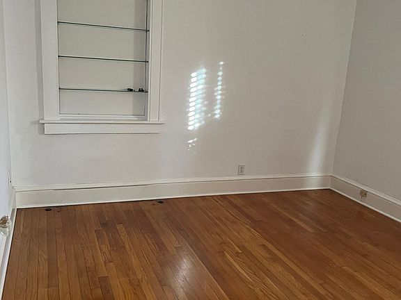 5th image of 1204 Hawthorne Dr