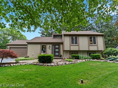 696 Estes Ct, Waterford, MI, 48327