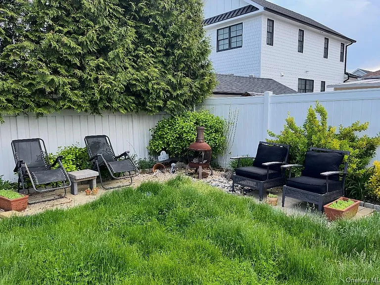 137 Acapulco St — Photo 32