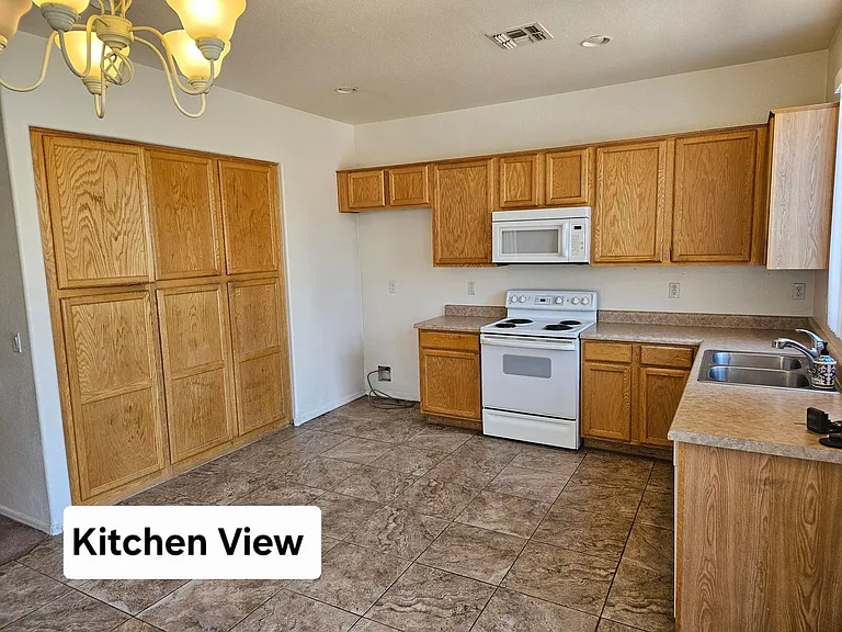 890 E Kyle Ct — Photo 6