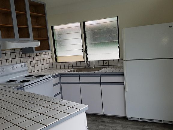 Kitchen - full size fridge/freezer, oven & stove