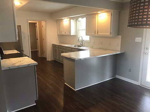 4th image of 2828 Carriage Hill Dr