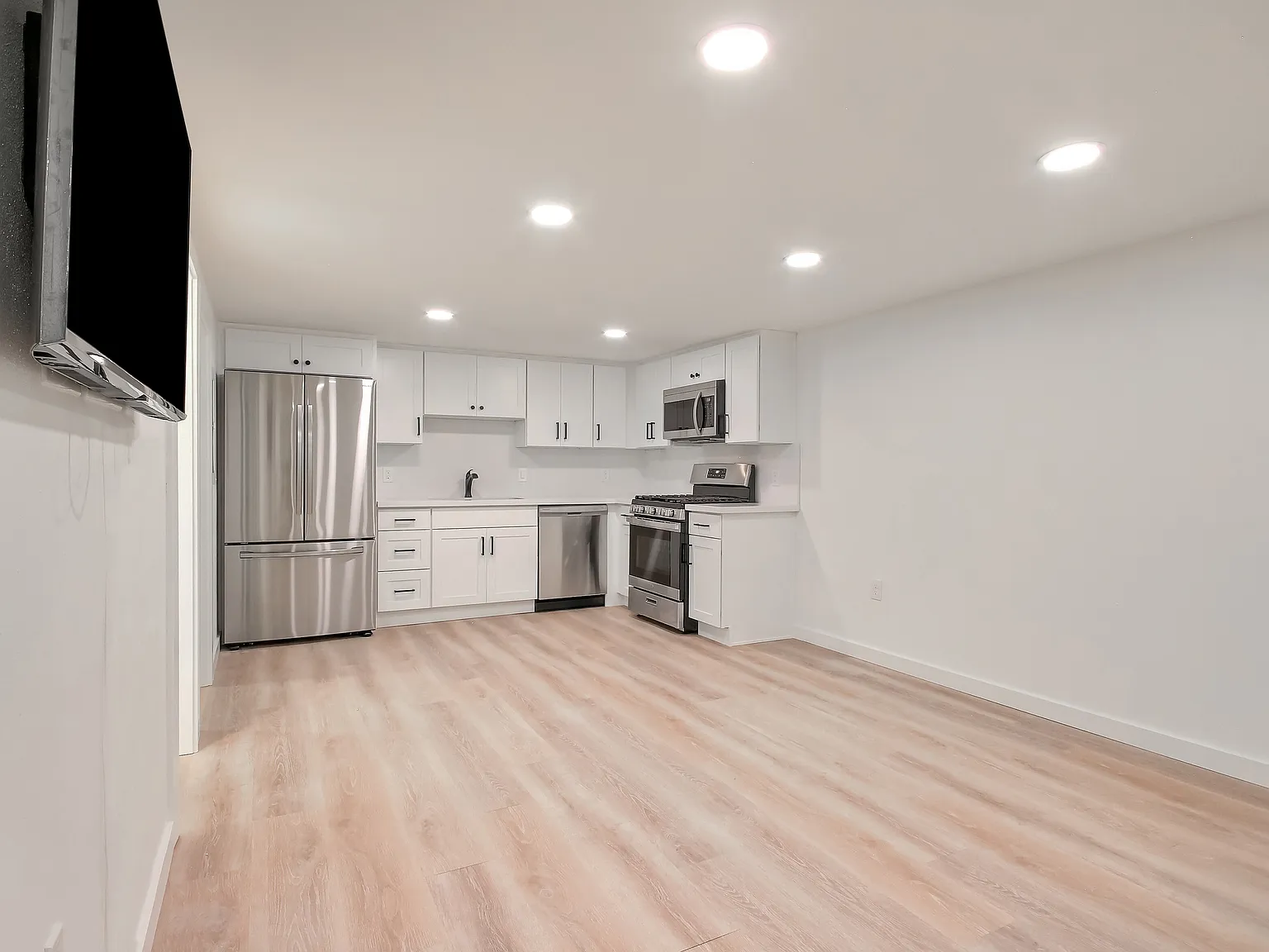 5 bed, 880 sqft, $6,750 — Photo 3