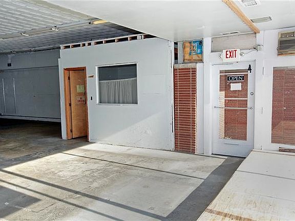 3rd image of 808 W Glen Flora Ave
