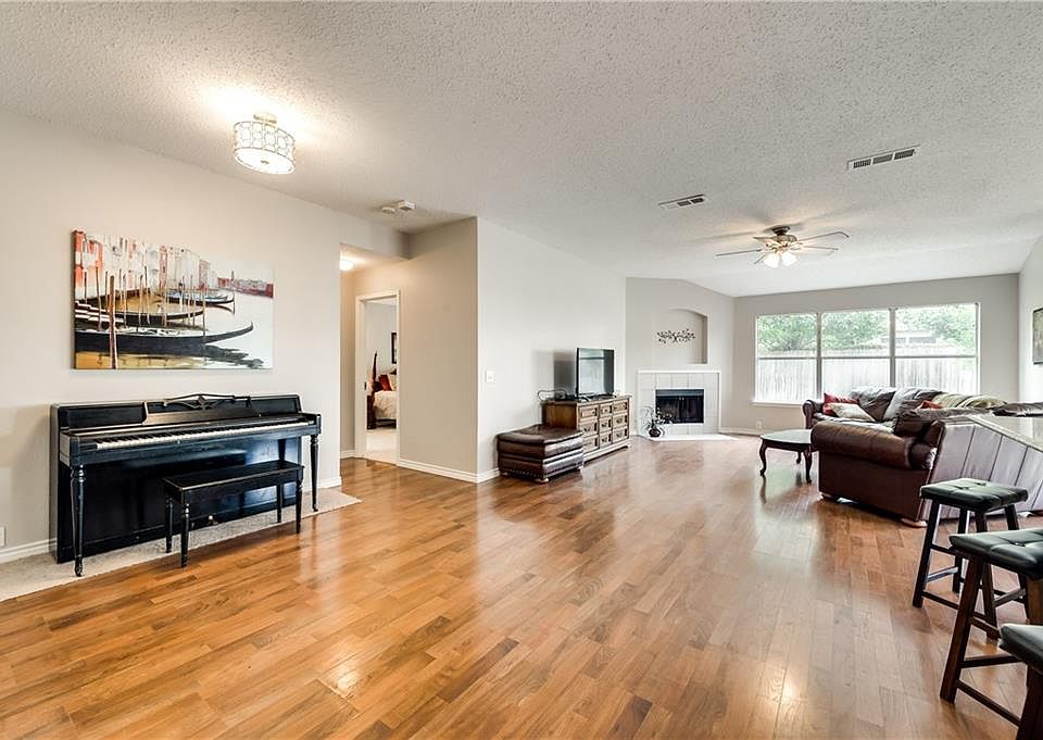 1st image of 916 Greenbend Dr